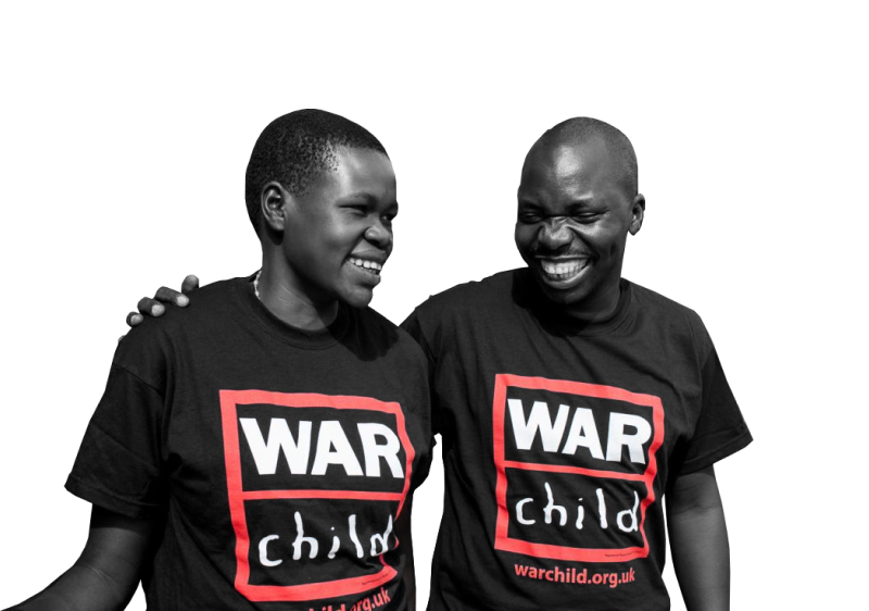 Twee afrikanen met beide een t-shirt met het logo van Warchild