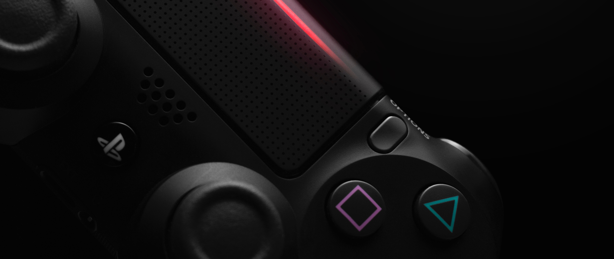Een close-up van een Playstation 4 controller met een fijne detail